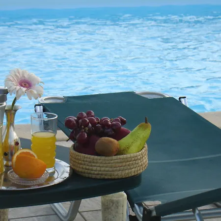 Monambeles Vila Svoronata