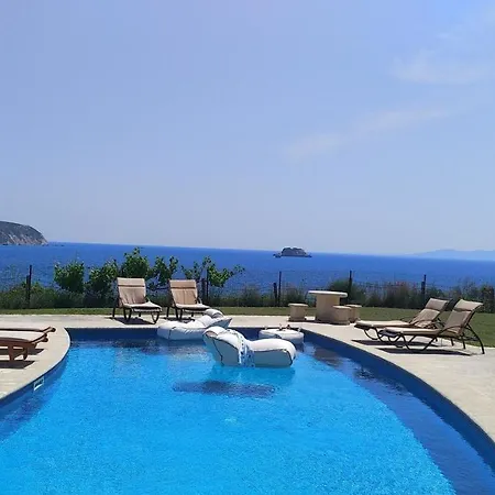 Monambeles Vila Svoronata