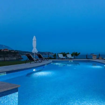 Monambeles Willa Svoronata